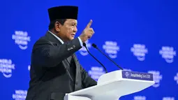 Dalam forum yang dihadiri para pemimpin dunia, pelaku usaha, hingga tokoh-tokoh dunia tersebut, Presiden Prabowo juga menegaskan komitmen Indonesia melawan berbagai praktik ilegal. Tampak dalam foto, Presiden Indonesia, Prabowo Subianto saat menyampaikan pidato khusus (special address) pada pertemuan tahunan Forum Ekonomi Dunia (WEF) di Davos, Swiss, pada Kamis 22 Januari 2026. (Fabrice COFFRINI/AFP)
