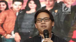 VP Product PT. Kreatif Media Karya, Hadikusuma Wahab saat Launching Vidio Premier pada acara Vidio Fair 2.0 di Gandaria City, Sabtu (3/11). Vidio Premier menjadi tawaran yang sangat menarik dengan segudang tayangan ekslusif. (Liputan6.com/Herman Zakharia)