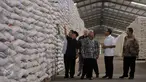Ketua DPR Ade Komarudin (kiri), Wakil Ketua DPR Agus Hermanto (kanan) bersama sejumlah anggota Komisi IV dan Komisi VI beserta Direktur Pengadaan Perum Bulog Wahyu meninjau Gudang Bulog di Kelapa Gading, Jakarta Utara, (7/6).(Liputan6.com/Johan Tallo) 