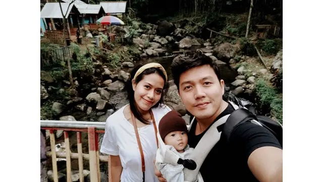 Lebih Sering Berakting, Ini 7 Potret Dirly Idol dengan Keluarga Kecilnya