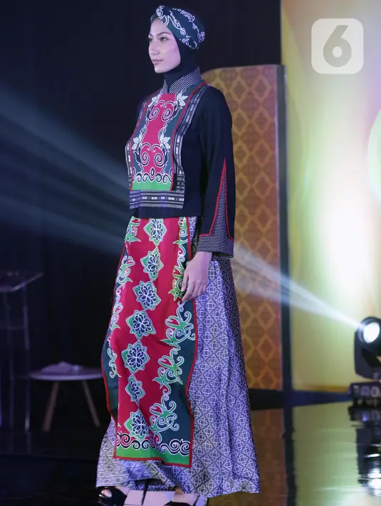 Seorang model berpose memperagakan busana rancangan Wignyo saat peragaan busana dalam gelaran Festival 6 2023 di Senayan Park, Jakarta, Minggu (9/7/2023). (Liputan6.com/Helmi Fithriansyah)