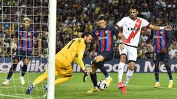 Pemain Barcelona, Robert Lewandowski mengontrol bola dan berusaha menjebol gawang Rayo Vallecano yang dijaga oleh Stole Dimitrievski. Lewandowski yang merupakan pemain anyar Barcelona bermain 90 menit dan beberapa kali mengancam gawang lawan. Namun tidak satupun gol yang ia ciptakan. (AFP/Pau Barrena)