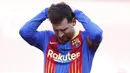 Striker Barcelona, Lionel Messi, tertunduk lesu usai gagal menaklukkan Atletico Madrid pada laga Liga Spanyol di Stadion Camp Nou, Sabtu (8/5/2021). Kedua tim bermain imbang 0-0. (AP Photo/Joan Monfort)