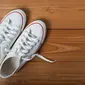 Hilangkan noda pada sneakers putih dengan mudah