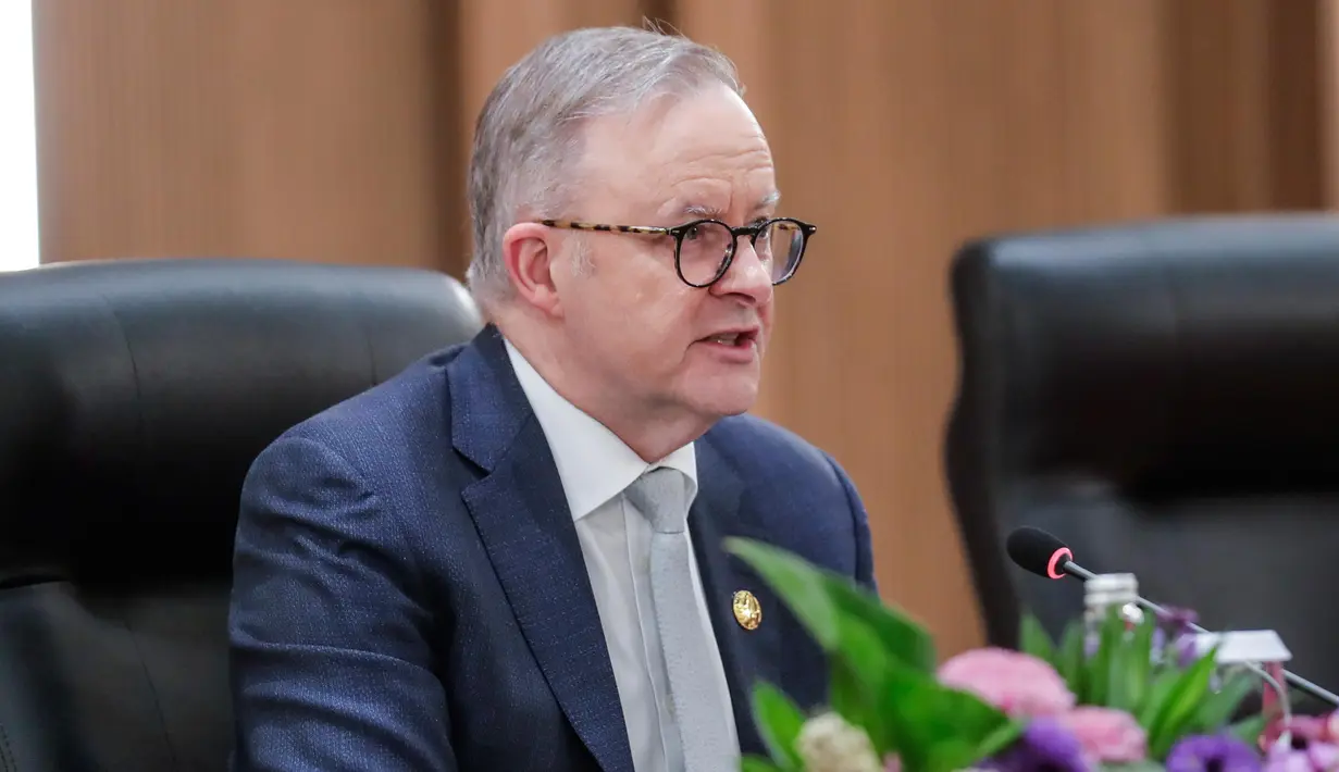 Perdana Menteri Australia Anthony Albanese berbicara dalam pertemuan bilateral dengan Presiden Indonesia Joko Widodo di sela-sela KTT Perhimpunan Bangsa-Bangsa Asia Tenggara (ASEAN) di Jakarta, Kamis, 7 September 2023. (Bagus Indahono/Pool Photo via AP)
