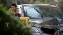 Korban jatuh ke lobi Menara BCA dan sebelumnya menimpa mobil Toyota Kijang Innova warna cokelat muda. Korban meninggal seketika dengan kondisi kepala pecah dan kaki putus, Jakara, Selasa (7/10/2014) (Liputan6.com/Faizal Fanani)