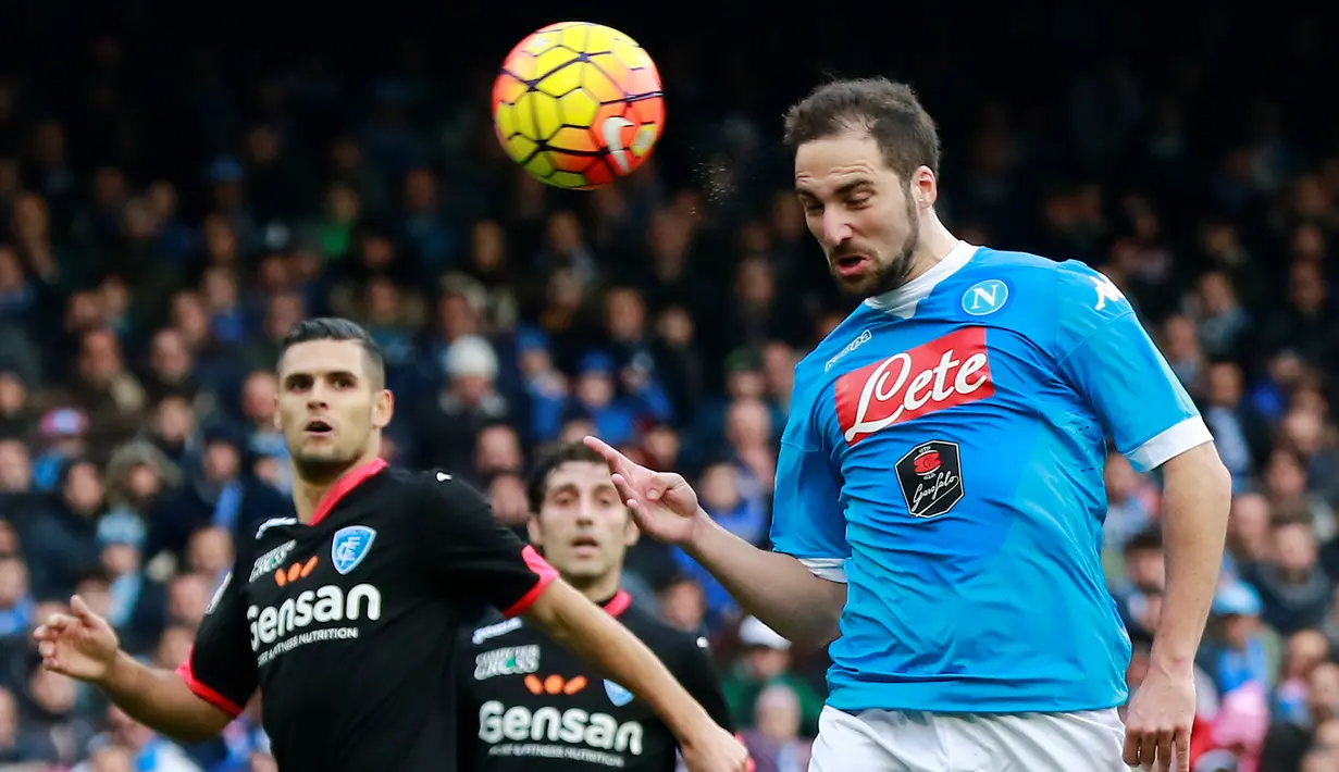 Pemain Napoli, Gonzalo Higuain, saat mencetak gol pertama Napoli ke gawang Empoli pada lanjutan Serie A Italia di Stadion San Paolo, Minggu (31/1/2016) malam WIB. (AFP/Carlo Hermann)