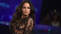 Penyanyi cantik Demi Lovato berpose setibanya menghadiri ajang penghargaan MTV Video Music Awards (VMA)  2017 di California, Minggu (27/8). Penyanyi 25 tahun ini mengenakan atasan lace hitam rancangan desainer Zuhair Murad. (Chris Pizzello/Invision/AP)