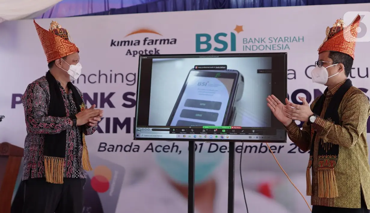 (ki-ka) Direktur Keuangan dan SDM Kimia Farma Apotek, Agus Chandra dan RCEO BSI Regional I Aceh, Wisnu Sunandar saat acara peluncuran Electronic Data Capture (EDC) & Quick Response Code Indonesian Standard (QRIS) BSI di Kimia Farma Apotek Diponegoro, Banda Aceh (1/12/2021). (Liputan6.com/HO/BSI)