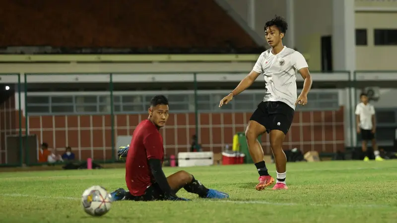 Foto: Tiba di Surabaya, Shin Tae-yong Pimpin Latihan Timnas Indonesia U-19 di Lapangan Thor