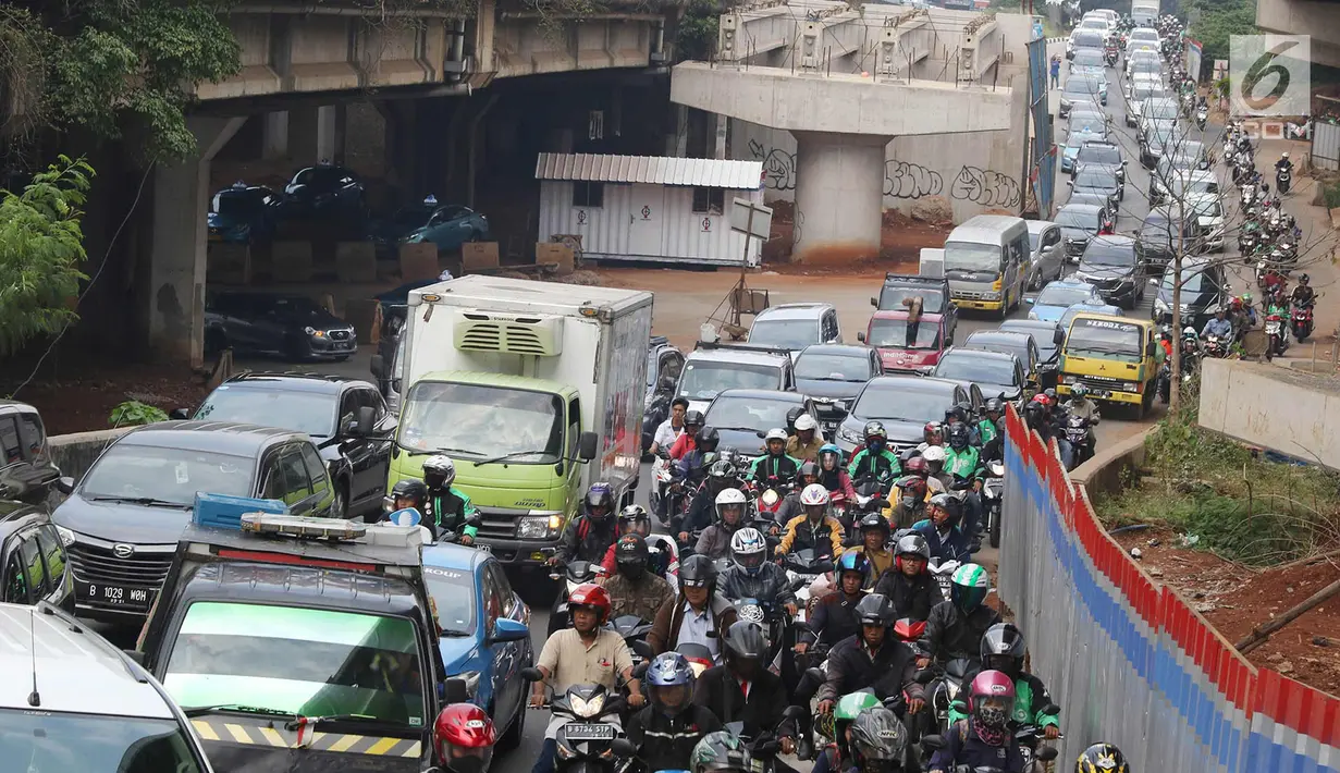 Suasana proyek pembangunan Simpang Susun Antasari atau pembangunan tol Depok-Antasari di jalan TB Simatupang, Jakarta, Senin (25/9). Uji coba tersebut diberlakukan pada tanggal 23 September hingga Desember mendatang. (Liputan6.com/Immanuel Antonius)