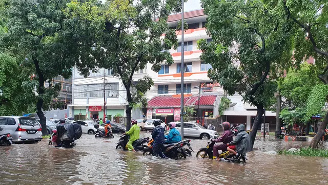Hujan deras menyebabkan ruas Jalan Bungur Besar Raya di depan PN Jakarta Pusat banjir