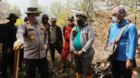 Kapolda Riau Irjen Agung Setya Imam Effendi berbincang dengan petugas pemadam karhutla. (Liputan6.com/M Syukur)