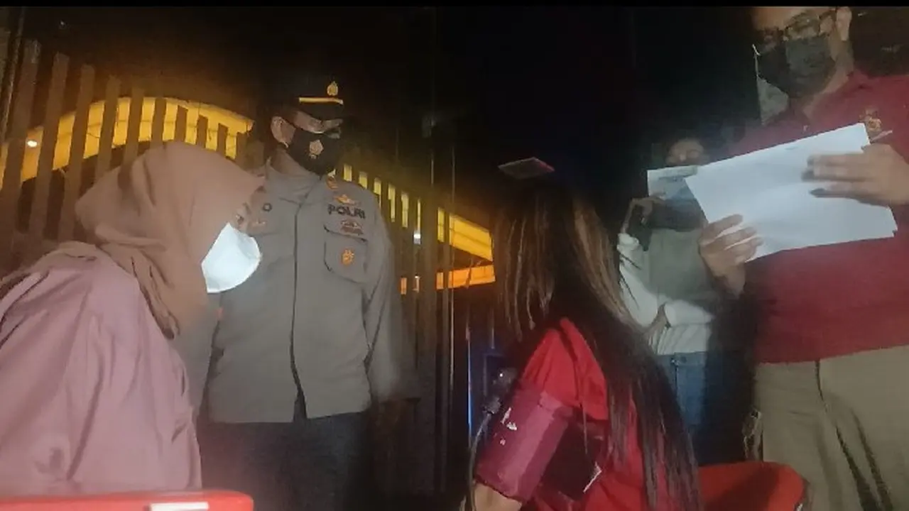 Wanita malam di Bekasi disuntik vaksin Covid-19