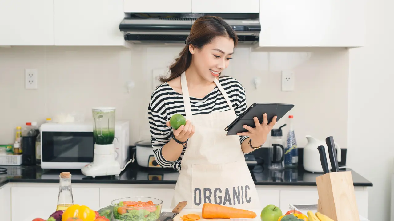 Seorang perempuan sedang bersiap untuk memasak