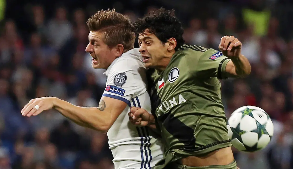 Pemain Real Madrid, Toni Kroos berduel dengan pemain Legia Warszawa, Guilherme pada laga grup F Liga Champions di Santiago Bernabeu stadium, Madrid, Rabu (19/10/2016) dini hari WIB. (REUTERS/Sergio Perez)  
