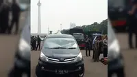 Sebuah mobil diduga dirusak oleh demonstran di Patung Kuda, Jakarta Pusat, (Twitter TMC Polda Metro Jaya)