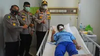 Pejabat utama Polda Riau mengunjungi Dody yang terluka saat mengikuti demonstrasi penolakan Omnibus Law di Pekanbaru. (Liputan6.com/M Syukur)