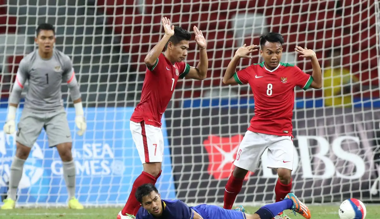 Pemain Indonesia U-23, Ahmad Nufiandani dan M. Hargianto, berebut bola dengan pemain Thailand U-23.  (Bola.com/Arief Bagus)