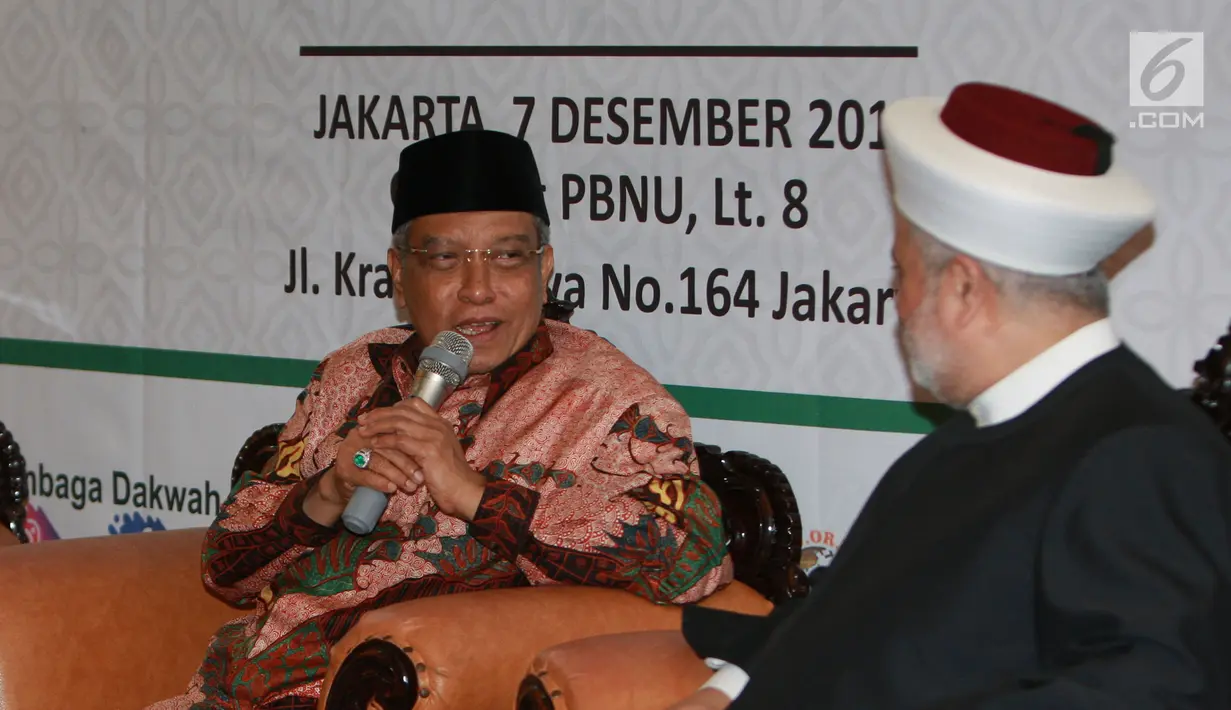Ketum PBNU KH Said Aqil Siradj (kiri) dan Ketua Jabhat Al A'mal Islami Lebanon Syekh Zuhair Juaid saat memberi paparan dalam seminar internasional di Jakarta, Jumat (7/12). Seminar ini digelar oleh PBNU. (Liputan6.com/Herman Zakharia)