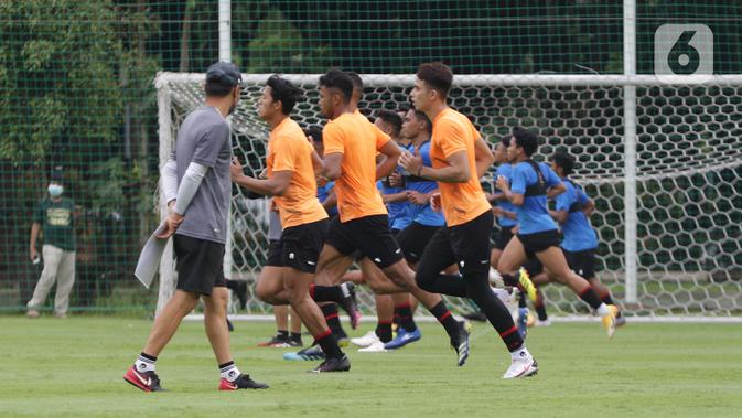 Pemain Timnas Indonesia U-22 saat mengikuti latihan perdana di Lapangan D, Kompleks Gelora Bung Karno, Senayan, Jakarta, Rabu (10/2/2021). Latihan perdana Timnas U-22 diikuti 31 pemain yang dipersiapkan untuk ajang SEA Games 2021 di Vietnam. (Liputan6.com/Helmi Fithriansyah)