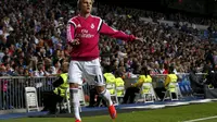 Rekrutan baru Real Madrid Martin Odegaard pemanasan sebelum menggantikan Cristiano Ronaldo (REUTER/Juan Medina)