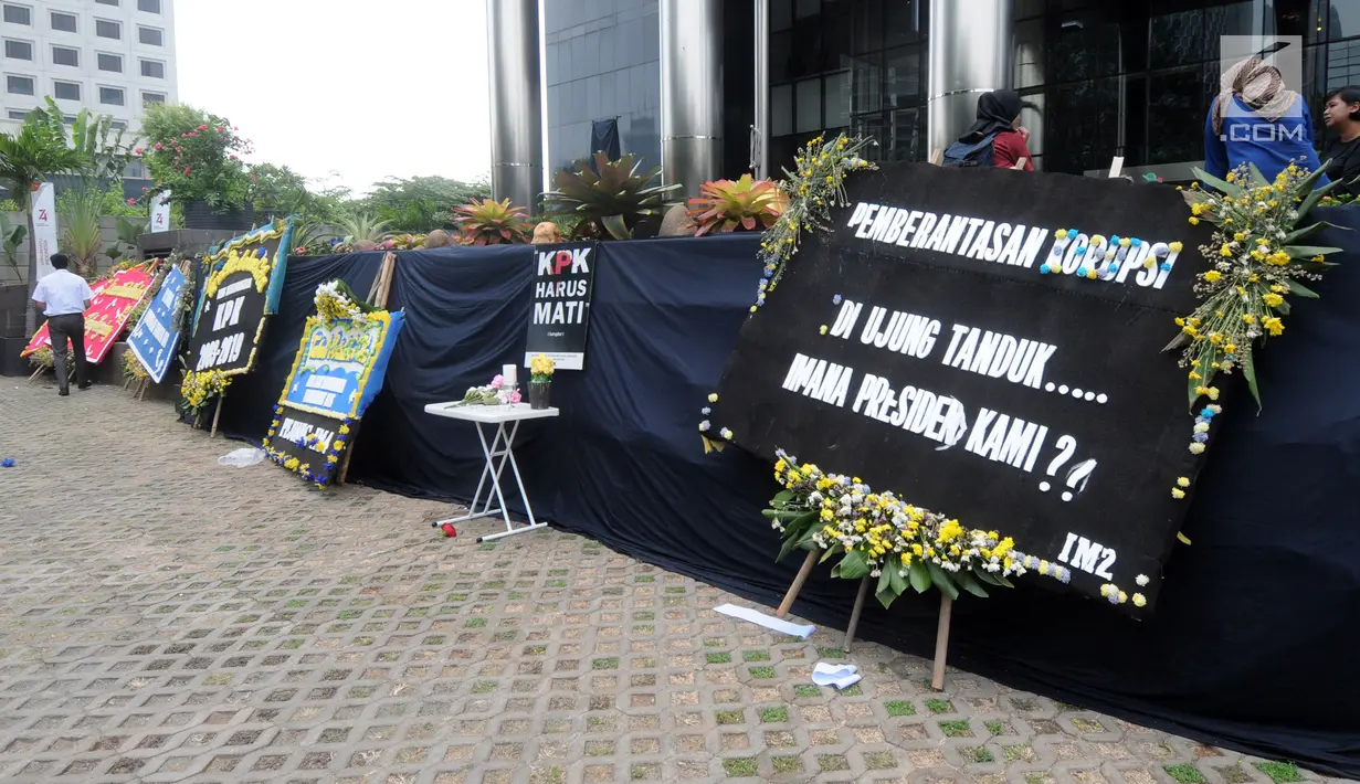 Sejumlah karangan bunga yang mengucapkan berbelasungkawa atas kematian KPK terlihat di Gedung Merah Putih, Jakarta, Senin (9/9/2019). Keberadaan kain hitam dan karangan bunga ini merupakan bentuk protes atas revisi Undang-undang KPK yang dinilai dapat melemahkan KPK. (merdeka.com/Dwi Narwoko)