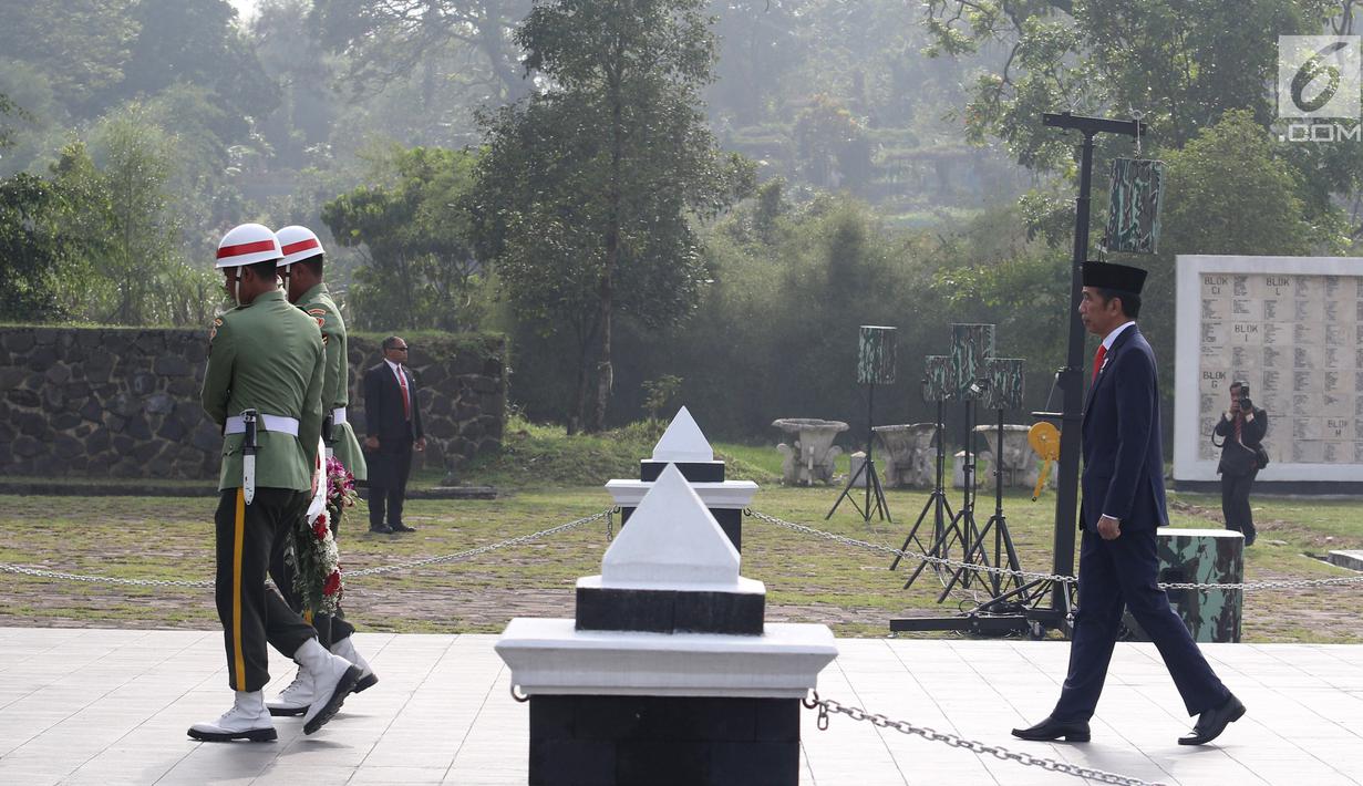Presiden Joko Widodo saat memimpin upacara peringatan Hari Pahlawan Nasional 2018 di TMP Cikutra, Bandung, Sabtu (10/11). Upacara tersebut untuk mengenang jasa para pahlawan untuk Indonesia. (Liputan6.com/Angga Yuniar)