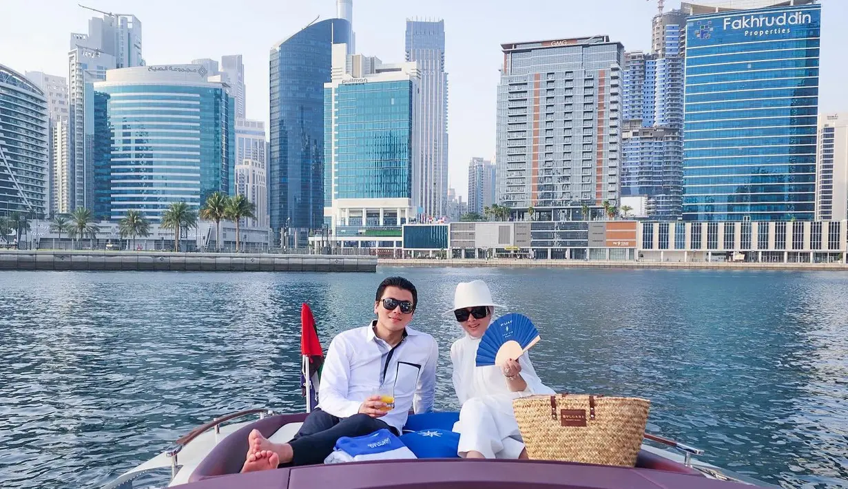Seakan dunia milik berdua, foto yang mereka unggah terlihat sangat romantis berlatar belakangan pemandangan kota Dubai. [instagram/princessyahrini]
