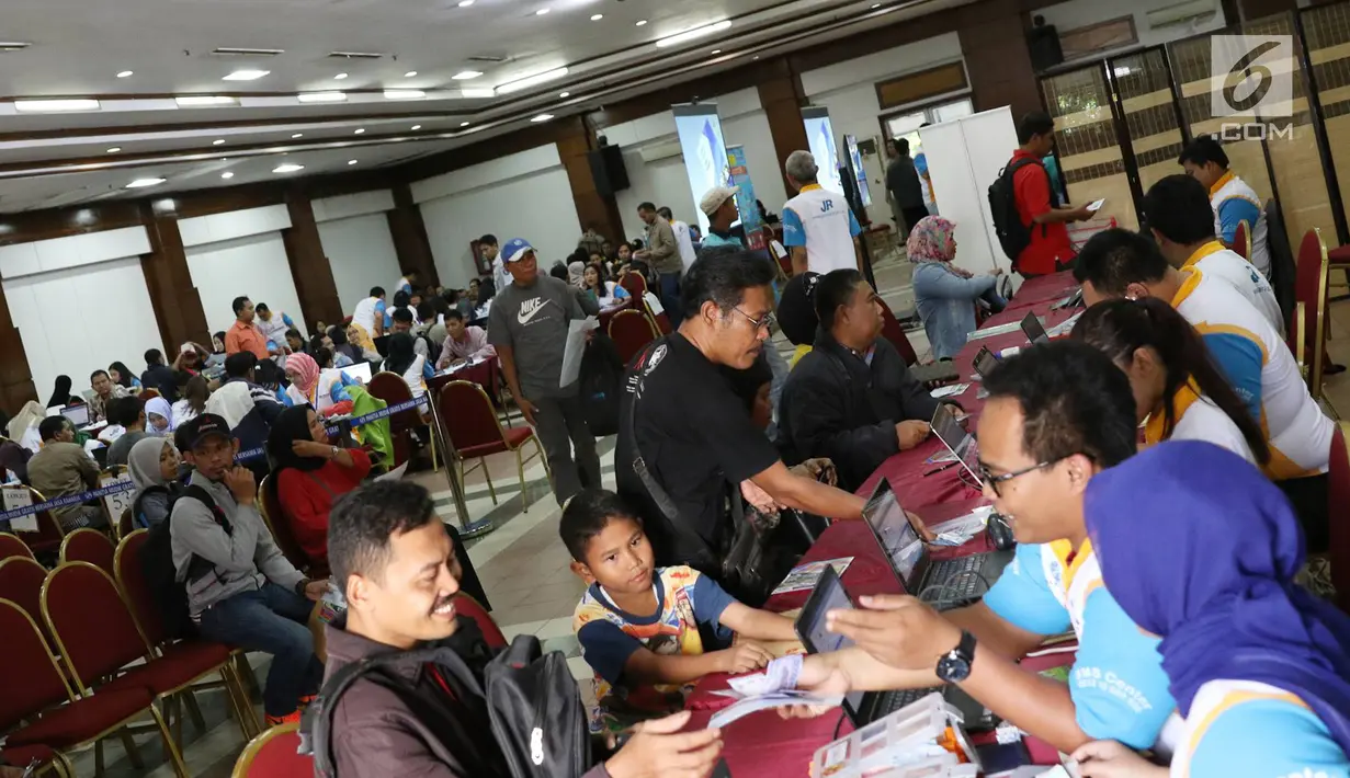 Petugas melayani peserta yang melakukan verifikasi pendaftaran mudik gratis bersama Jasa Raharja di Gedung Nyi Ageng Serang, Jakarta, Rabu (7/6). Pemberangkatan mudik gratis akan dilakukan pada 19 Juni 2017 dari TMII. (Liputan6.com/Immanuel Antonius)