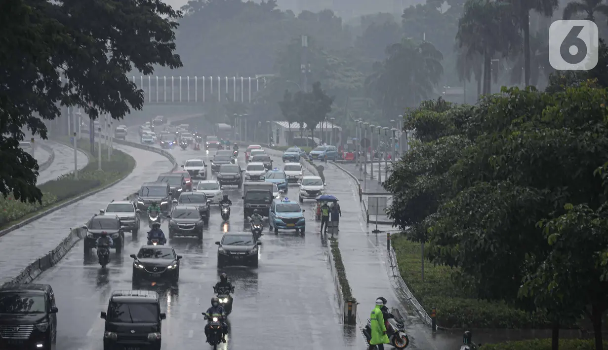 Sejumlah kendaraan melintas saat hujan di Bundaran HI, Jakarta, Jumat (18/2/2022). BMKG mengungkapkan potensi curah hujan meningkat dan cuaca ekstrem sepanjang 17-23 Februari 2022. Sejumlah wilayah diminta waspada dampak yang terjadi dari cuaca buruk. (Liputan6.com/Faizal Fanani)