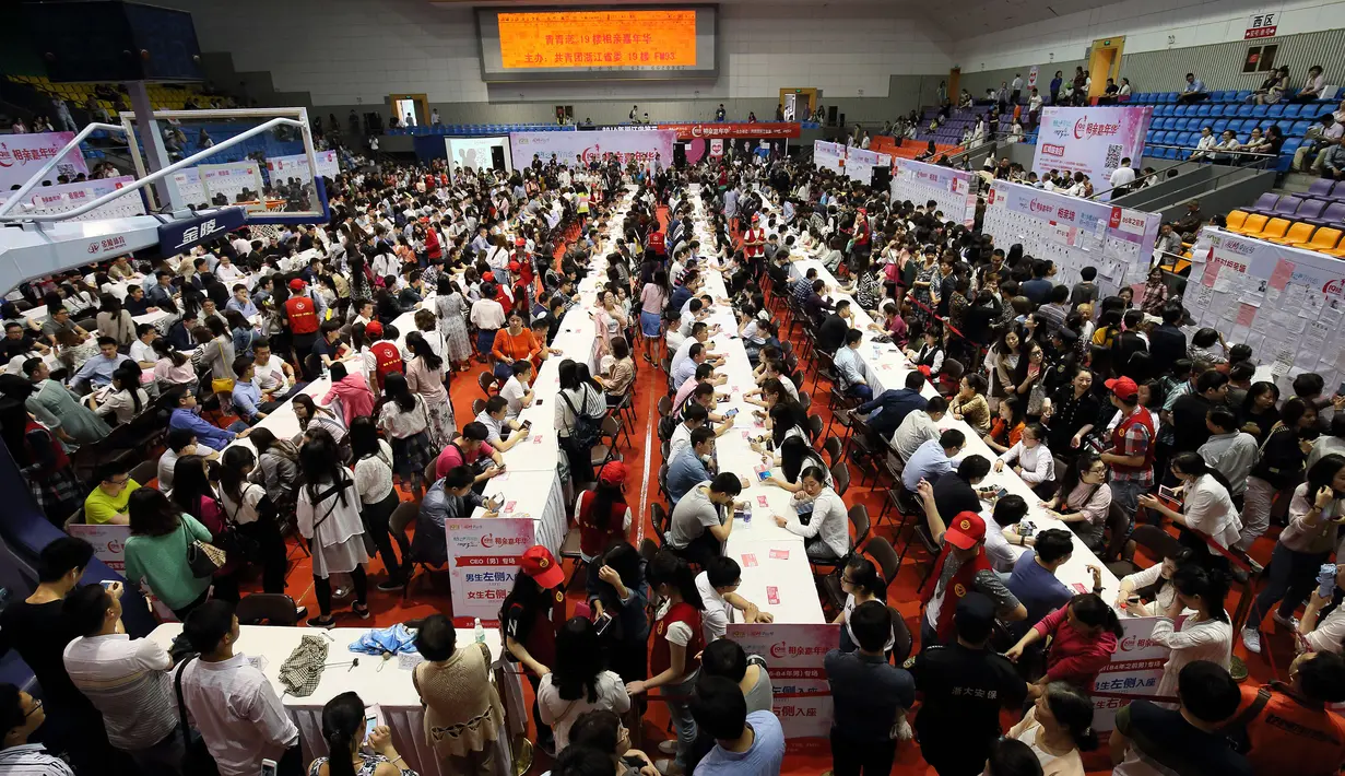 Suasana acara perjodohan yang diikuti ribuan peserta di Hangzhou, China timur, Minggu (29/5/2016). Acara yang diselenggarakan di Universitas Zhejiang ini menarik minat lebih dari 20.000 orang lajang. (STR/AFP)