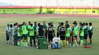 Persebaya saat sesi latihan di Stadion Gelora Delta, Sidoarjo (25/10/2019). (Bola.com/Aditya Wany)