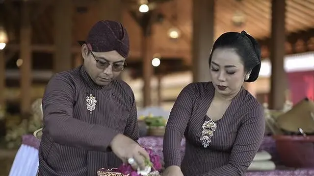 Gaya Soimah kenakan kebaya lurik saat acara adat ruwatan, [Instagram/@showimah]