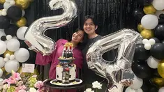 Pertambahan usia membuat Shenina Cinnamon merasa bahagia karena mendapat kejutan romantis dari sang kekasih. Ia mengaku senang saat Angga Yunanda mengadakan birthday party hingga memberinya hadiah. (Liputan6.com/IG/@angga)