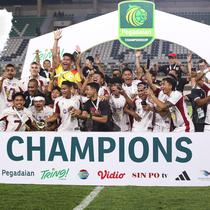 Para pemain dan staff Garudayaksa merayakan gelar juara dengan mengangkat piala setelah mengalahkan PSS Sleman 4-3 lewat adu penalti dalam babak final di Stadion Maguwoharjo, Sleman, pada Sabtu (9/5/2026) malam WIB.