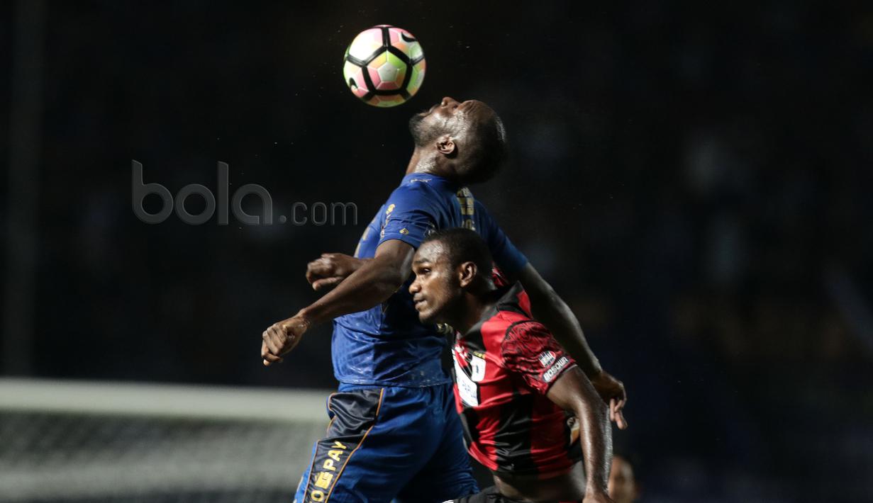 Duel Carlton Cole dengan pemain Persipura Jayapura, Dominggus Fadawer (kanan) pada laga Liga 1 2017 di Stadion GBLA, Bandung, Minggu (7/5/20170). Persib menang 1-0. (Bola.com/Nicklas Hanoatubun)