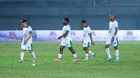 Para pemain PSS Sleman tertunduk lesu setelah ditaklukkan Dewa United pada laga pekan ke-15 BRI Liga 1 di Stadion Indomilk Arena, Tangerang, Jumat (6/10/2023). PSS Sleman kalah dengan skor 1-3. (Bola.com/M. Iqbal Ichsan)