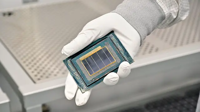 Seorang teknisi manufaktur Intel memegang chip Clearwater Forest di dalam ruang bersih Fab 52 Intel yang baru di Chandler, Arizona. Credit: Intel Corporation