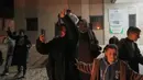 Pada Rabu 4 Februari 2026 pagi waktu setempat, 40 warga Palestina tiba di Rumah Sakit Nasser, Khan Younis, Jalur Gaza selatan. Tampak dalam foto, orang-orang melambaikan tangan kepada para pengungsi yang tiba dengan bus di Rumah Sakit Nasser menyusul pembukaan kembali perbatasan Rafah, di Khan Younis, Jalur Gaza selatan, Rabu 4 Februari 2026 pagi waktu setempat. (AP Photo/Jehad Alshrafi)