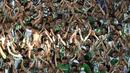 Pencapaian ini mengakhiri penantian panjang selama 21 tahun bagi para pendukung Real Betis untuk kembali bersaing di kompetisi kasta tertinggi Eropa tersebut. Partisipasi terakhir klub berjuluk El Glorioso ini di Liga Champions tercatat pada musim 2005-2006 silam. (AFP/Cristina Quicler)