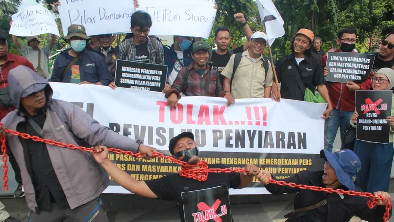 IJTI Korda Surabaya melakukan aksi jalan mundur menuju Taman Apsari atau depan Gedung Negara Grahadi, sebagai bentuk penolakan Rancangan Undang-undang (RUU) Penyiaran. (Dian Kurniawan/Liputan6.com)