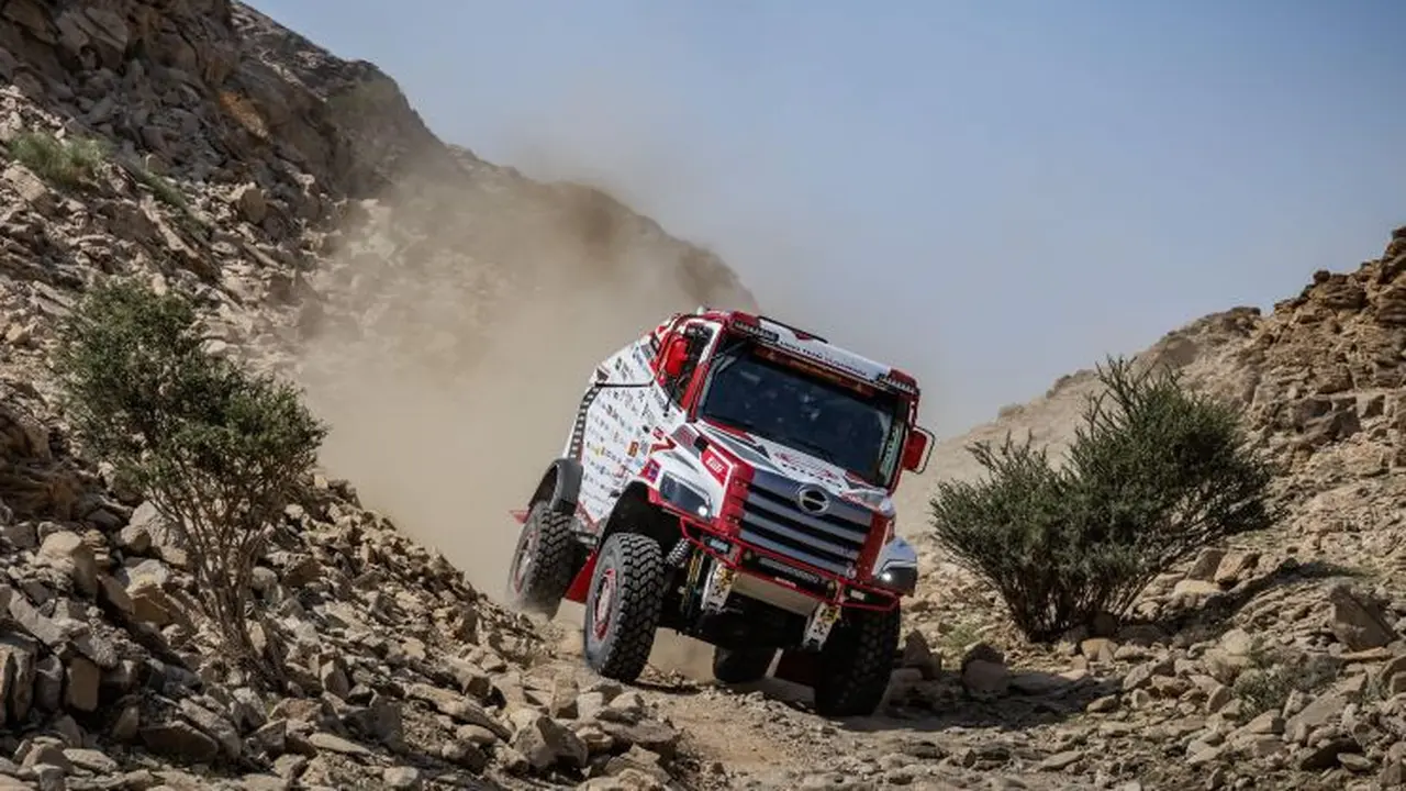 Ikut Reli Dakar 2026, Hino Buktikan Ketangguhan Truk Medium Duty 600 Series (ist)