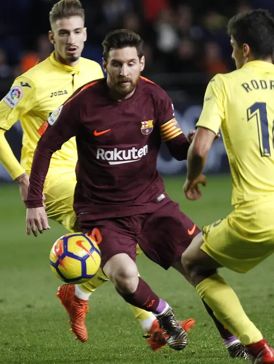 Striker Barcelona, Lionel Messi, berusaha melewati gelandang Villarreal, Rodrigo, pada laga La Liga, di Stadion De La Cerramica, Minggu (10/12/2017). Barcelona menang 2-0 atas Villarreal. (AP/Alberto Saiz)