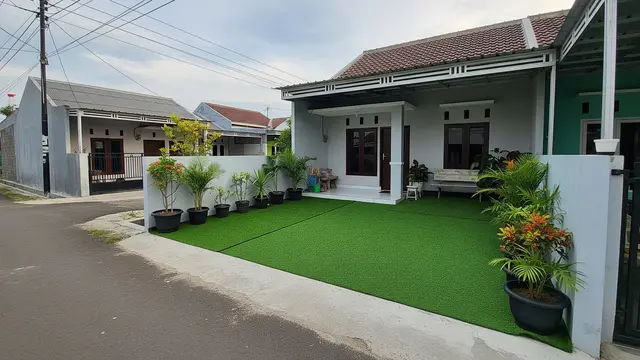 Desain Teras Sederhana Area Hijau untuk Rumah Dengan Rumput Sintetis