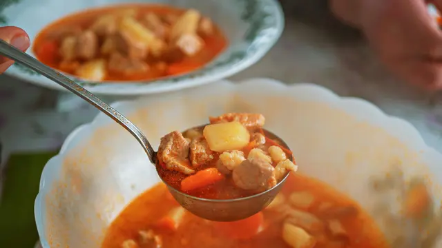 3. Dinginkan Kuah dan Hilangkan Lapisan Lemak