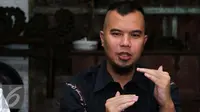 Ahmad Dhani adalah musisi Indonesia yang dikenal karena membentuk band Dewa 19