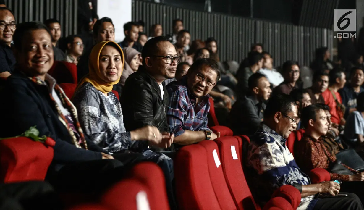 Menteri Tenaga Kerja Hanif Dhakiri (tengah) bersama Menkominfo Rudiantara (dua kanan) dan mantan menteri perindustrian Saleh Husein (kanan) saat menyaksikan konser Slank di Jakarta, Selasa (27/2). (Liputan6.com/Faizal Fanani)