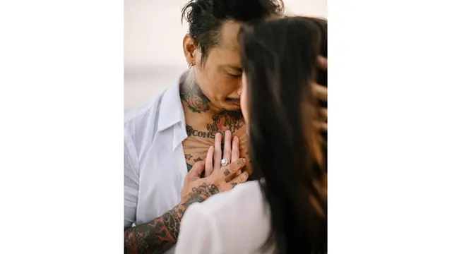 7 Potret Prewedding Jerinx SID dan Nora Alexandra, Mesra di Pantai