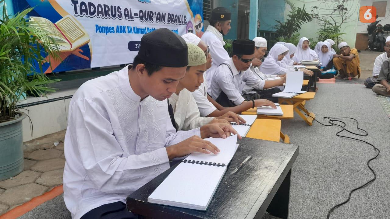 Para santri Pondok Pesantren ABK KH Ahmad Dahlan Banyuwangi tadarus Alquran Braile. (Hermawan Arifianto/Liputan6.com)